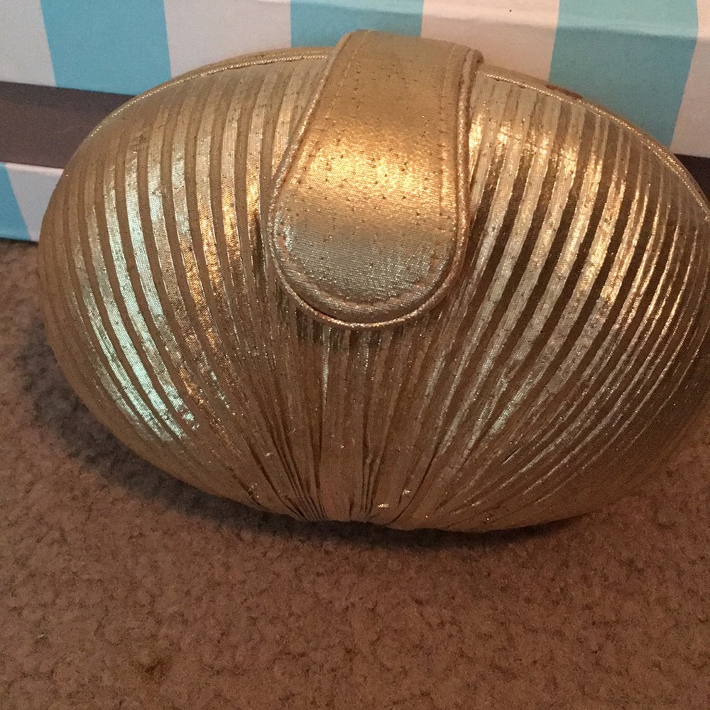 Petite golden clutch